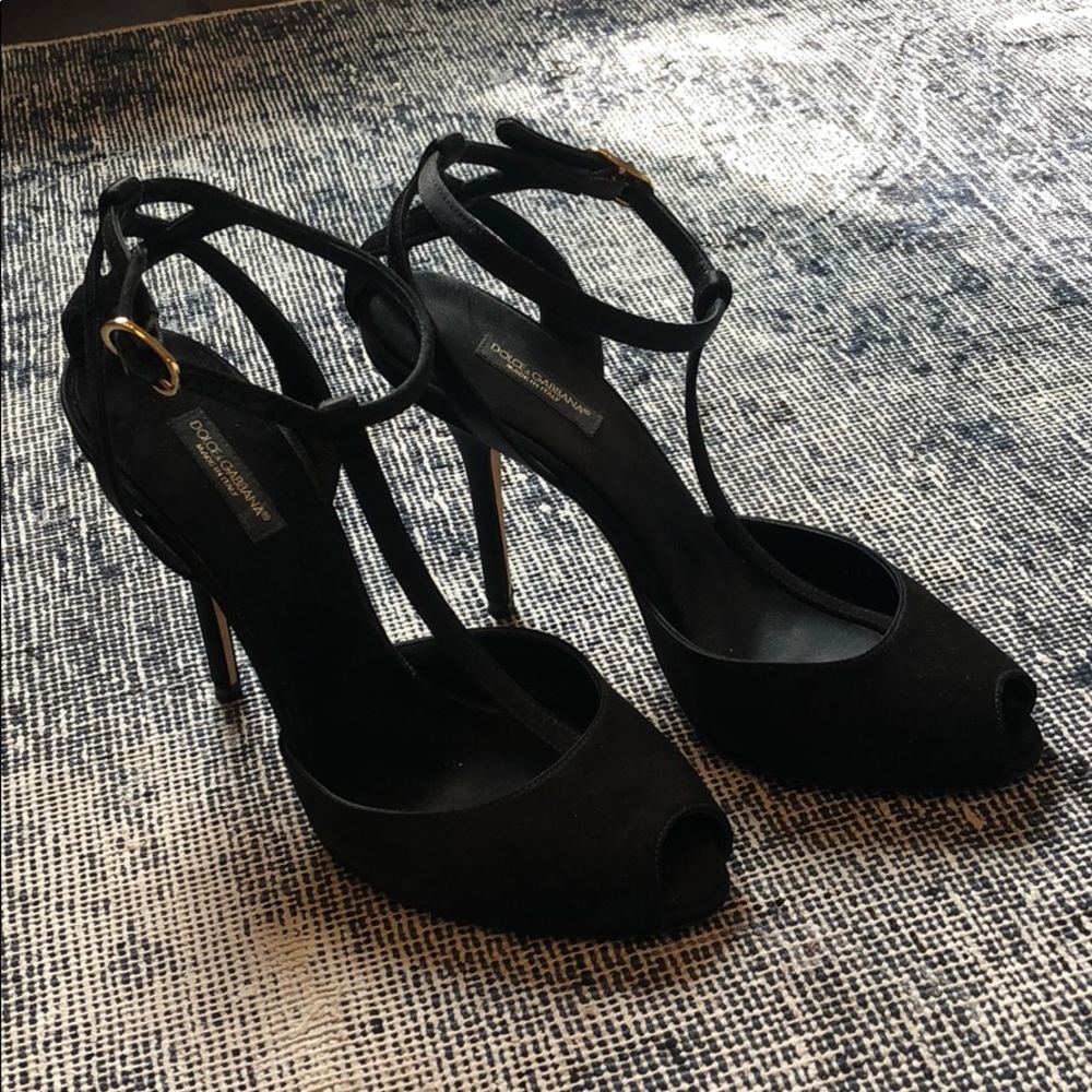 Black Dolce & Gabbana heels!
